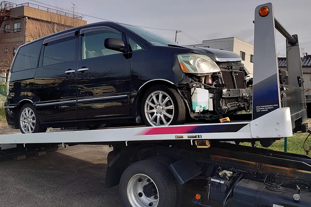 エンジンのかからない不動車をウインチで積載車に引き上げている作業中の写真。事故現状車のレッカーイメージ。